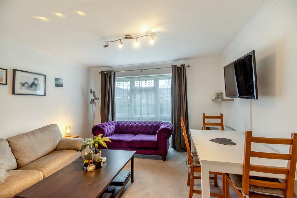 8587886-interior01.jpg