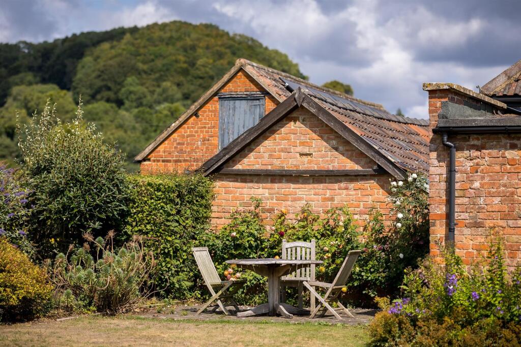 46 - Rockstowes Hill - GL11 5AF - Web.jpg