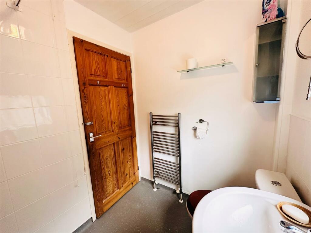 bathroom 2.jpg
