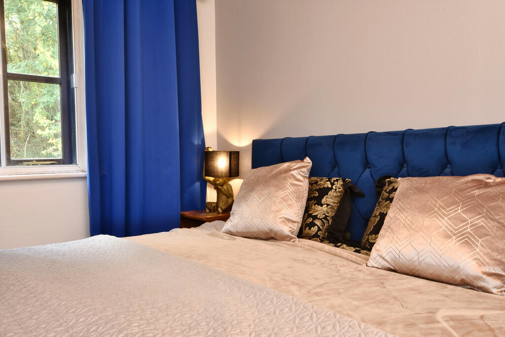 Bedroom 1 - Detai...