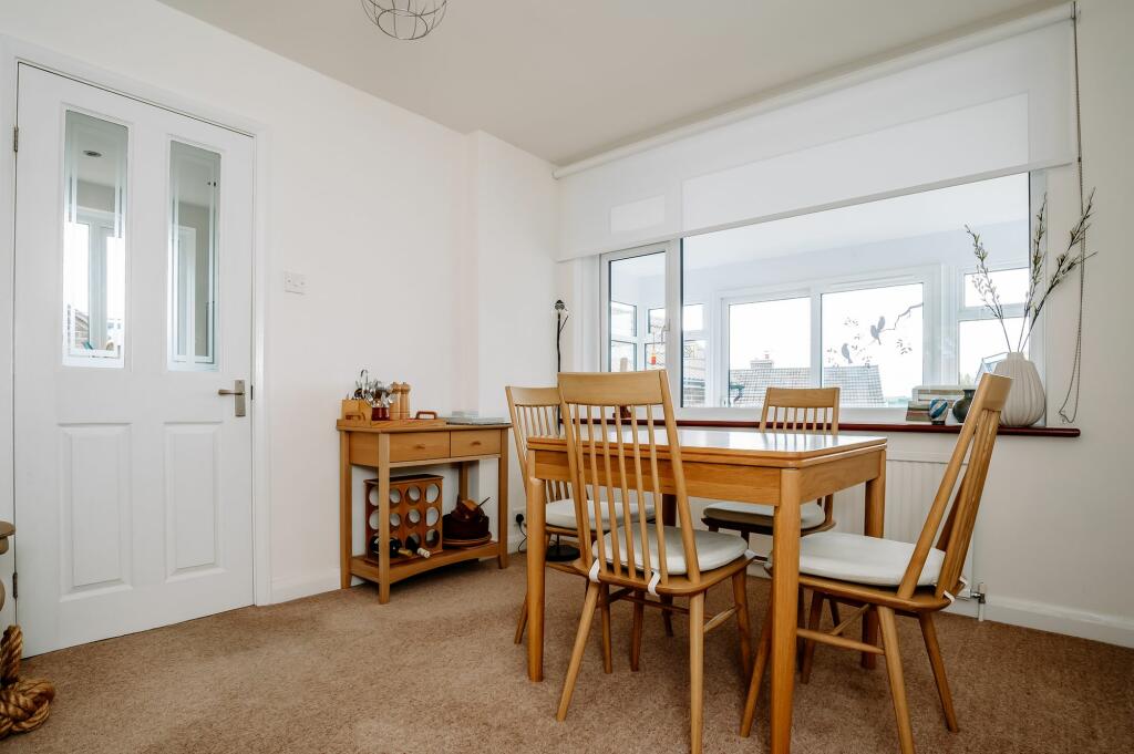 KITCHEN DINER AND LOUNGE