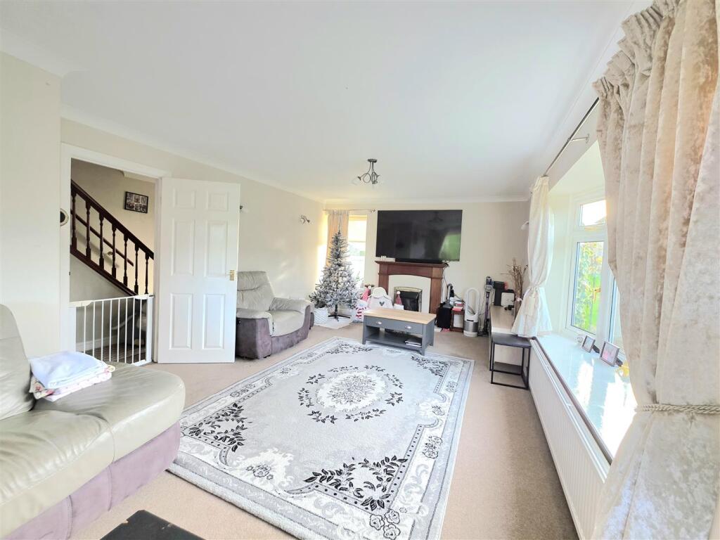 Lounge/Dining Room