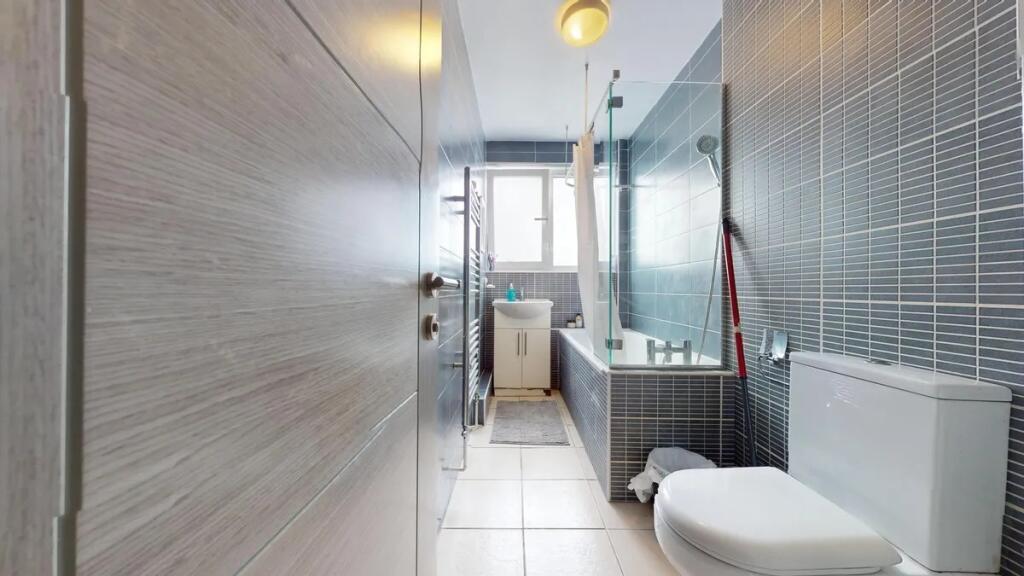 Bright and modern bathroom suite featuring a fu...