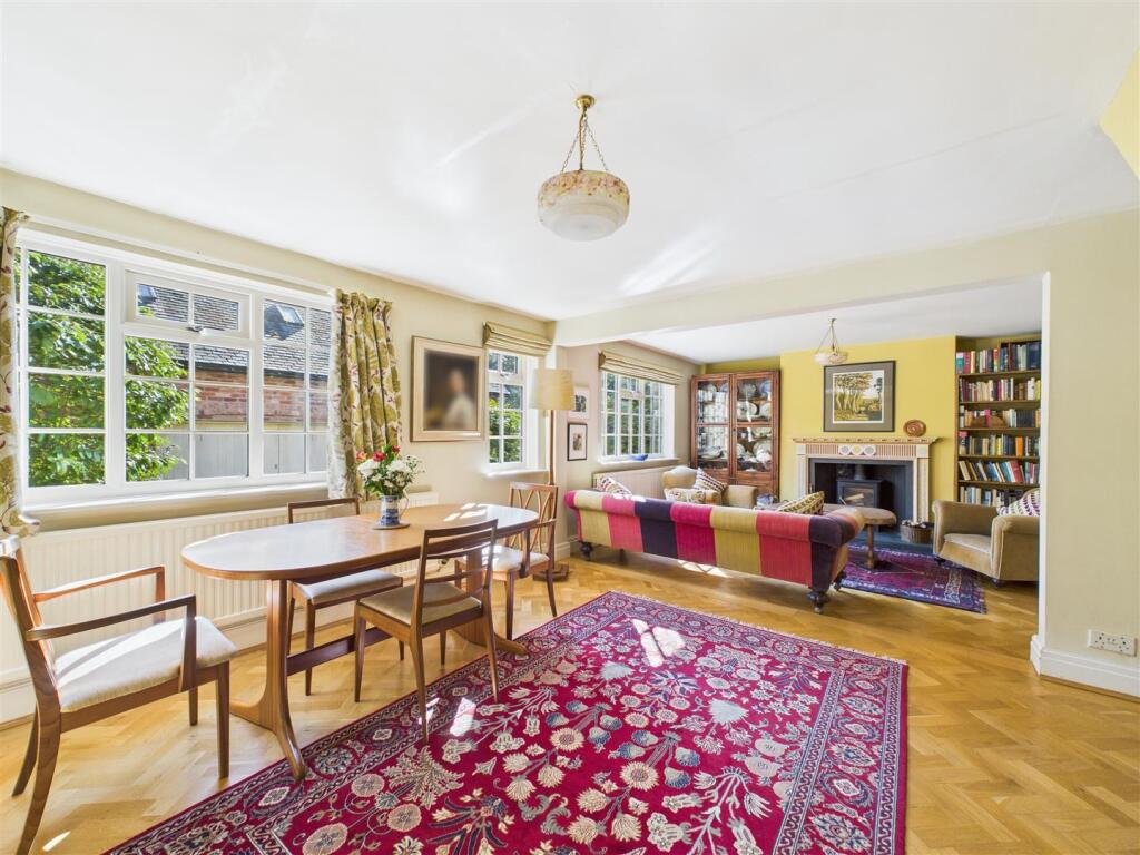 LOUNGE/ DINING ROOM