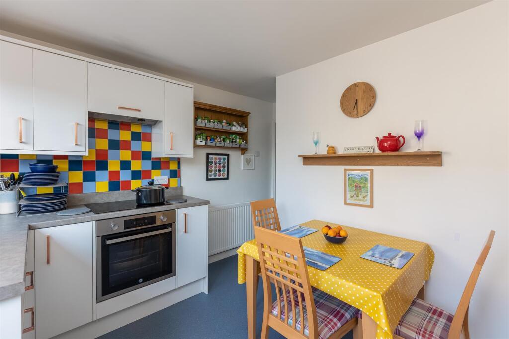 Paddock Close 9 Kitchen-3.jpg