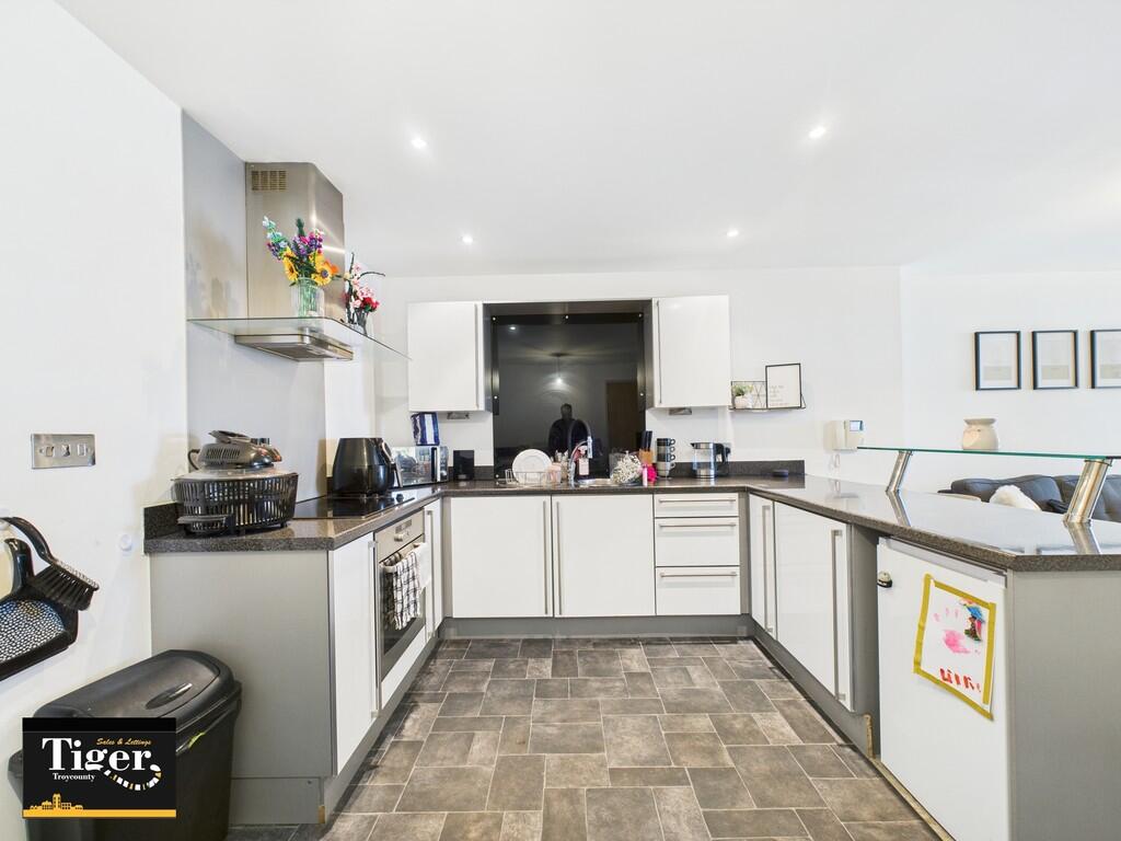 CAM02176G0-PR0556...