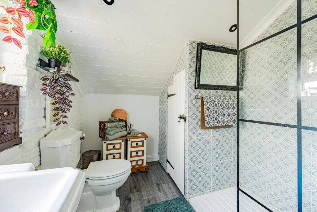 Bathroom Shower W.C (2)