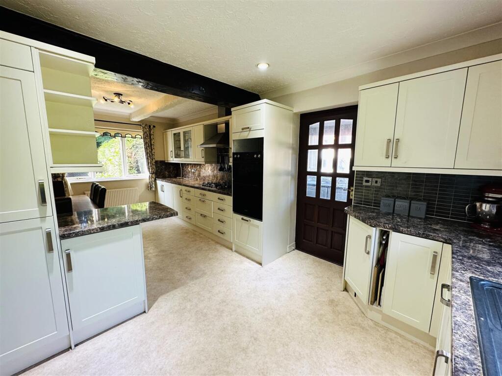kitchen 2.jpg
