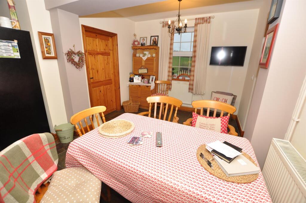 L¿ shaped kitchen/dining/family room