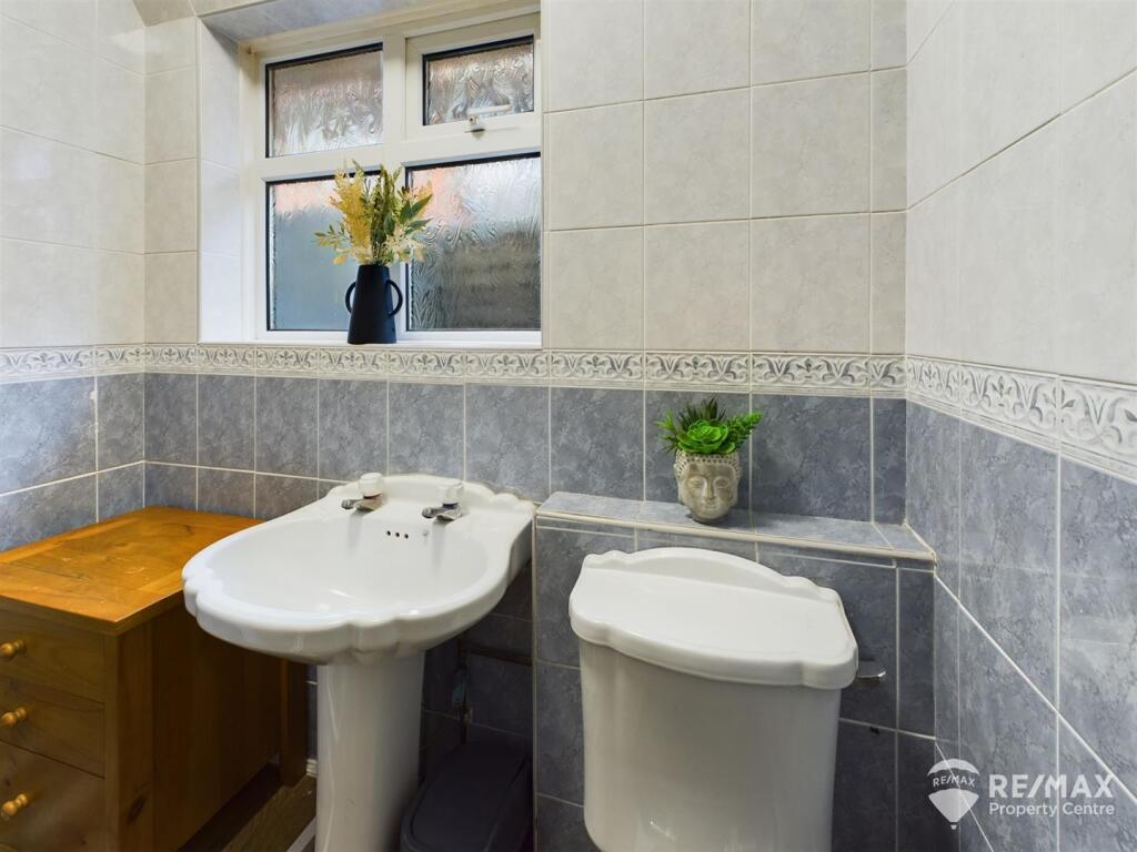 Bathroom (2).jpg