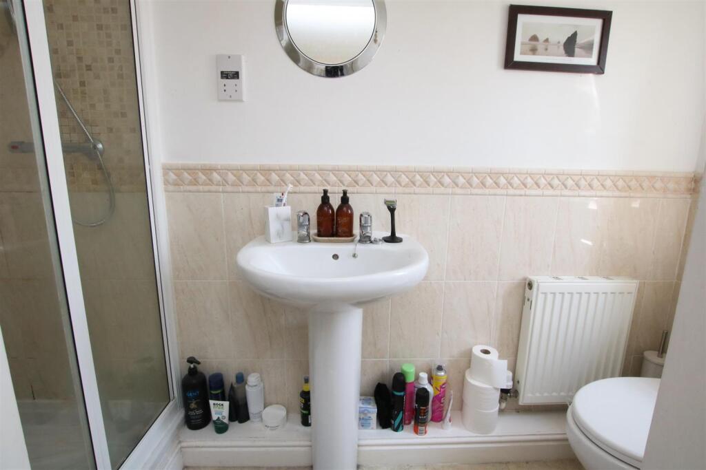 EN-SUITE SHOWER ROOM