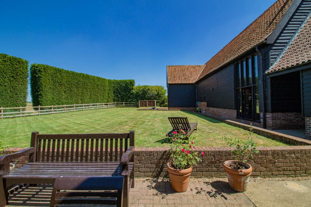 2 Clamp Farm Barns [Rear Garden] 02.jpg