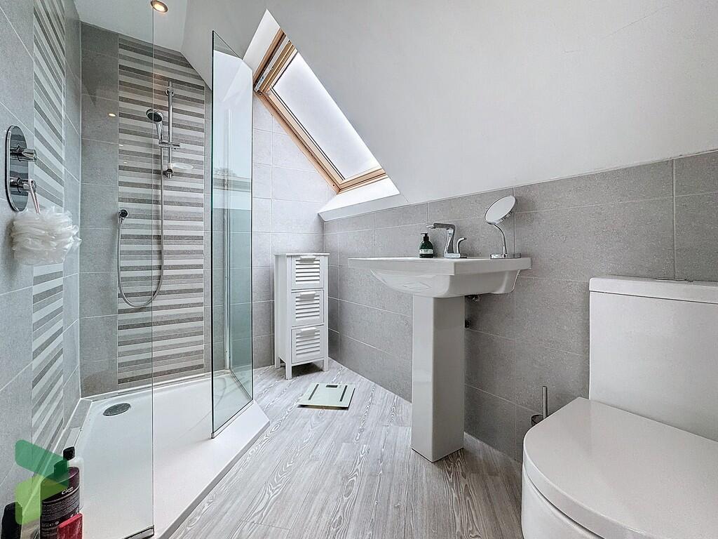 Bedroom 1 en suit...