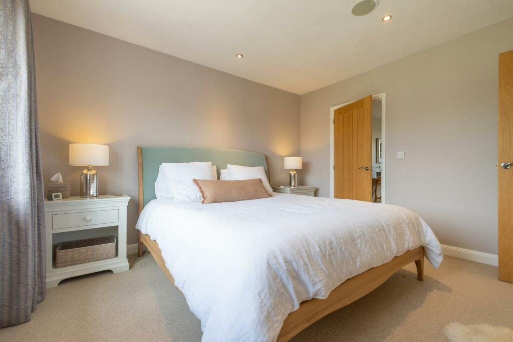 5 Cobb Close-29.JPG