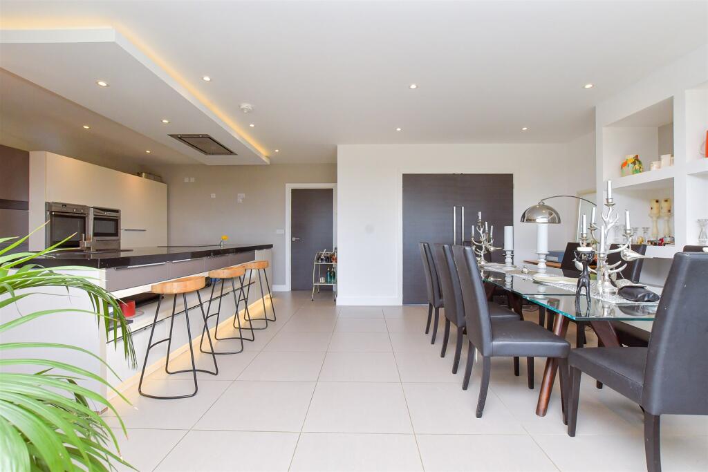 Kitchen/Dining Area