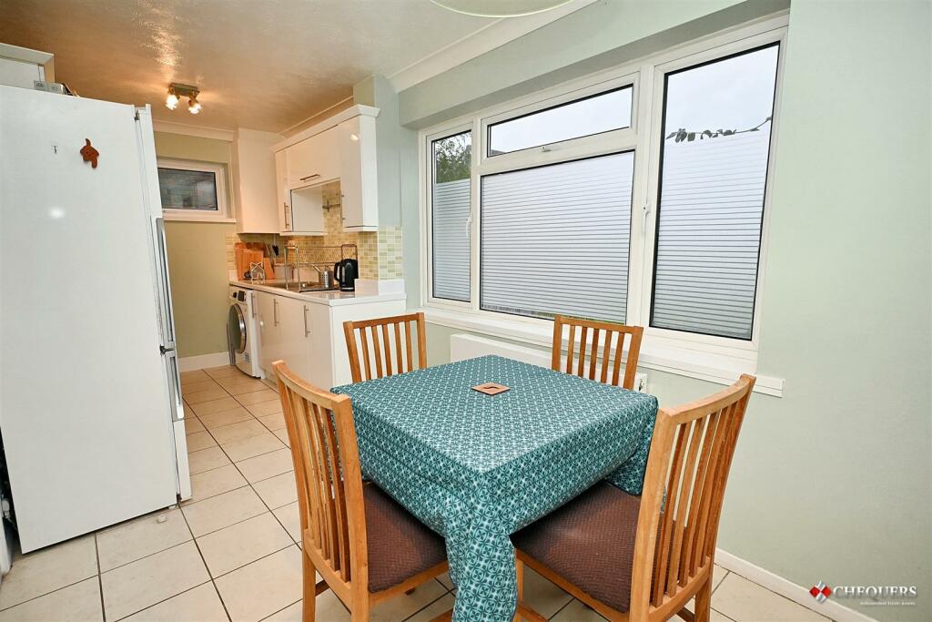 Kitchen/ Dining room