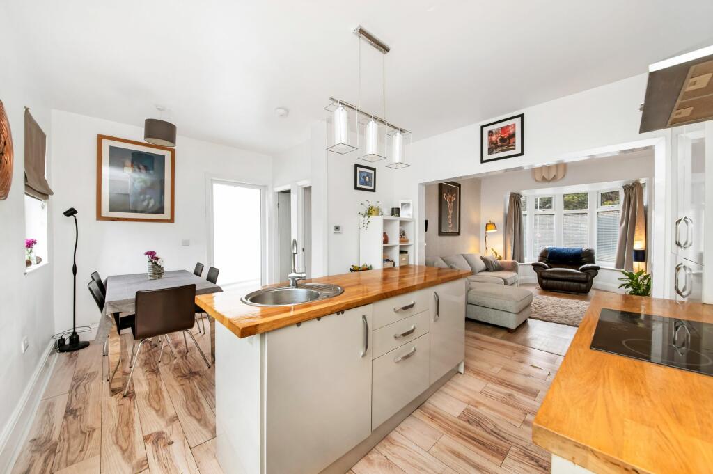 OPEN-PLAN DINING KITCHEN