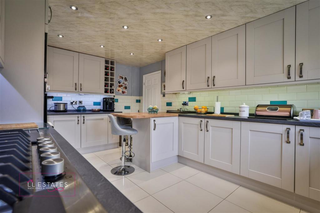 Kitchen 2.jpg