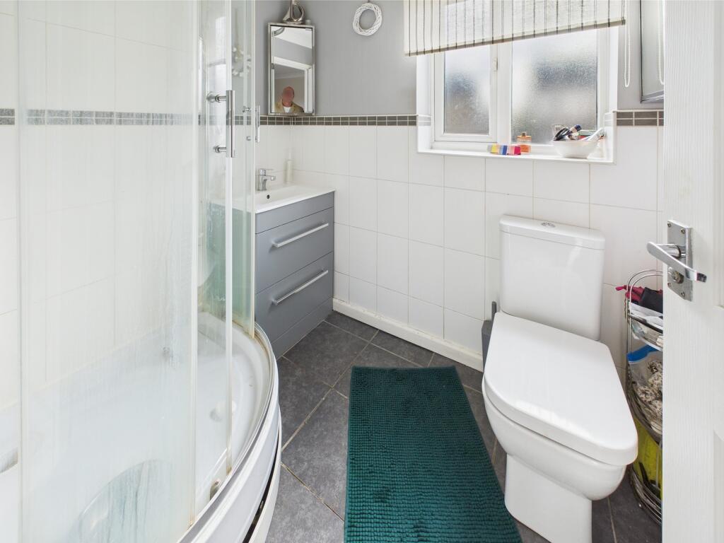 En Suite to Bedroom 2