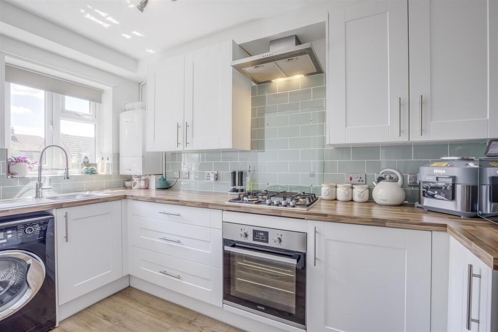 13 Hall Close, HP13 7YT-6.jpg