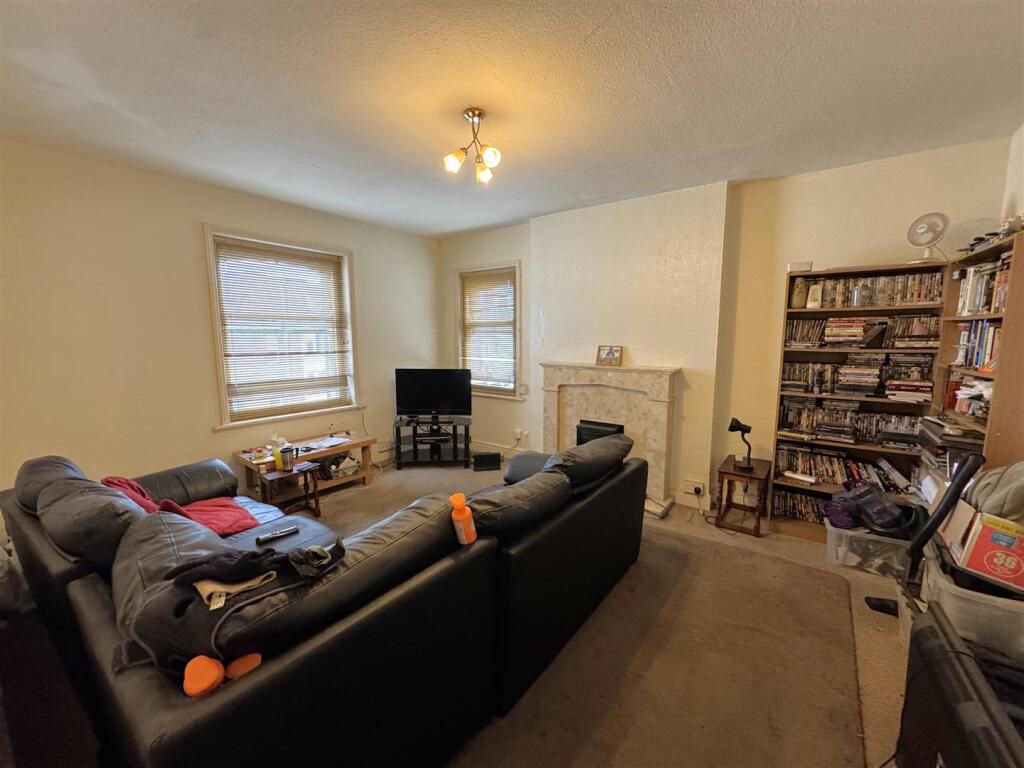 Flat 7 Living Room.jpeg