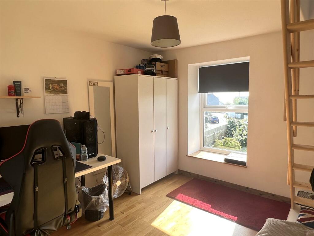 Mezzanine Bedroom: