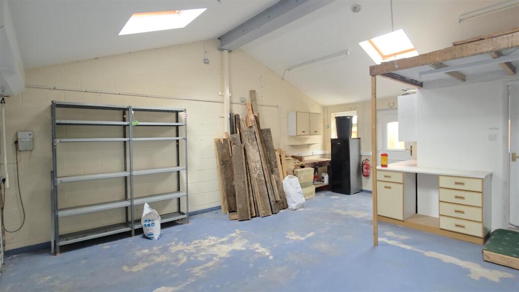 Double Garage/Workshop