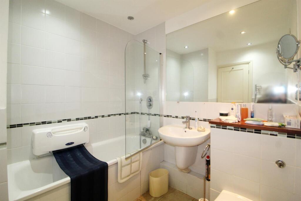 en-suite edit.jpg