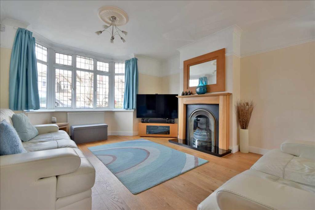 LOUNGE / DINING ROOM