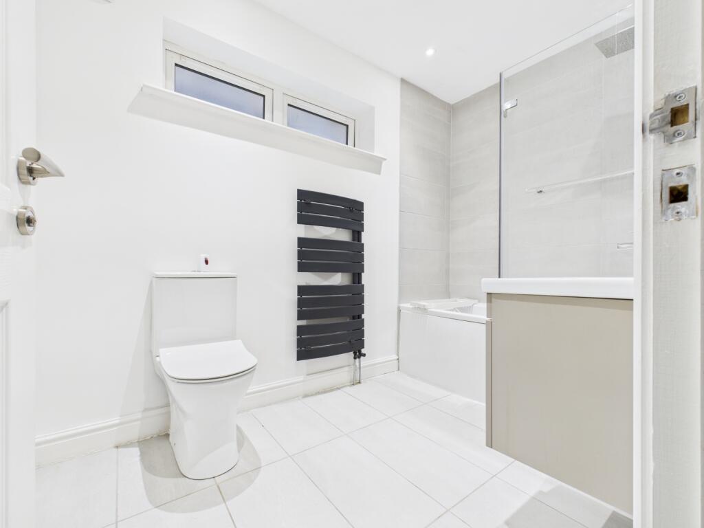 CAM03729G0-PR0095-STILL008