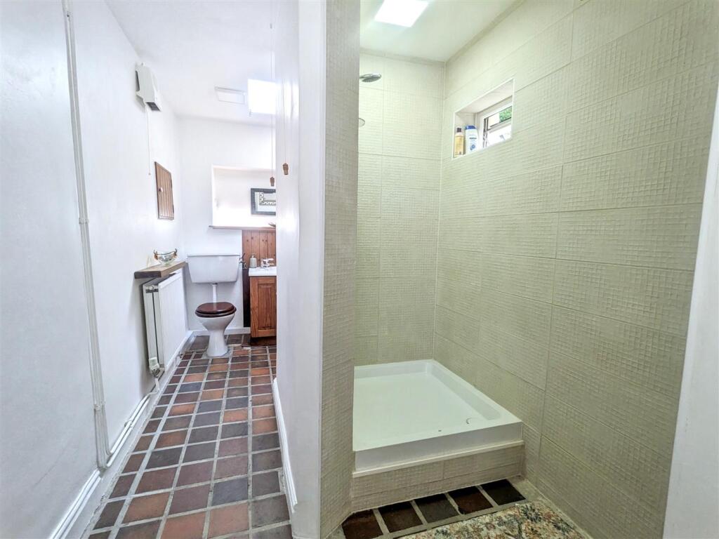 Main Bathroom 2.jpeg