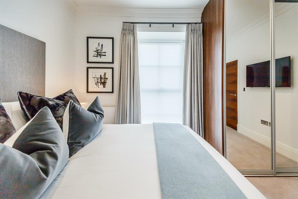 8317621-interior09.jpg