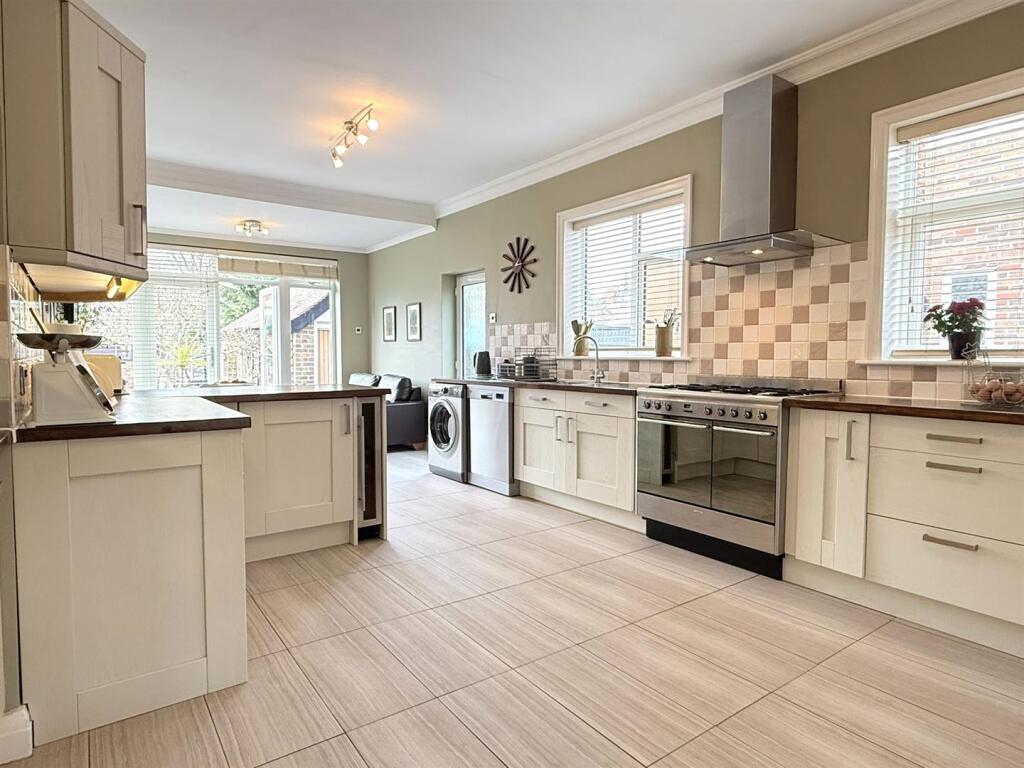 FAMILY OPEN PLAN DINING KITCHEN