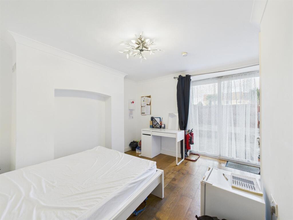 9 - Spacious Garden Flat for Auction, Kingswood.jp