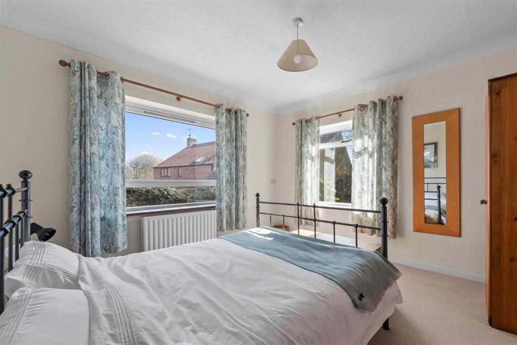 BEDROOM 2