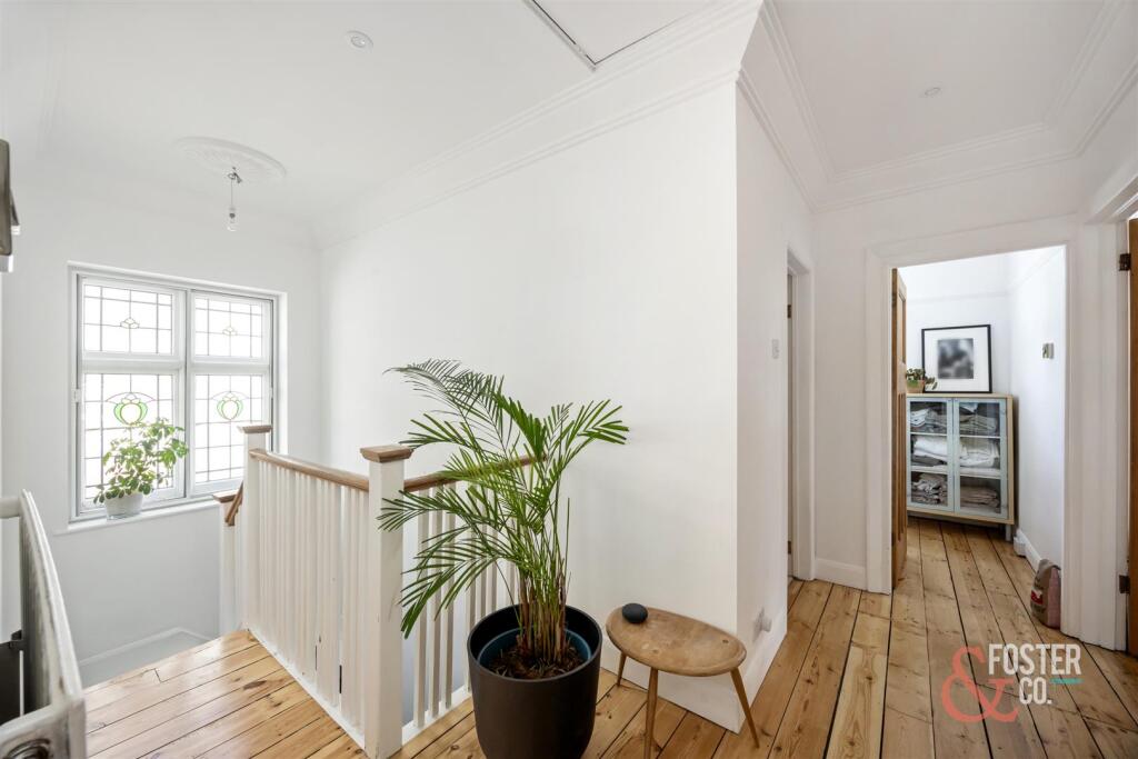 Amesbury Crescent, 4-009.jpg