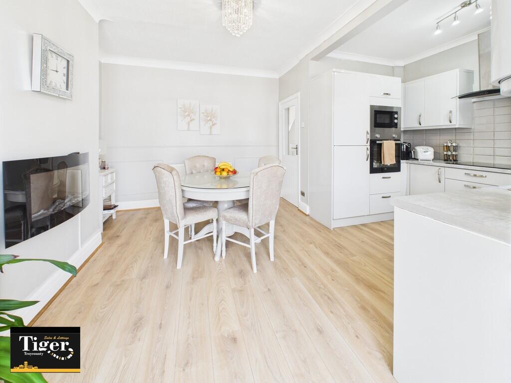 CAM02176G0-PR0652...