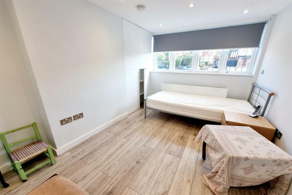 GARAGE CONVERSION/BEDROOM 4: