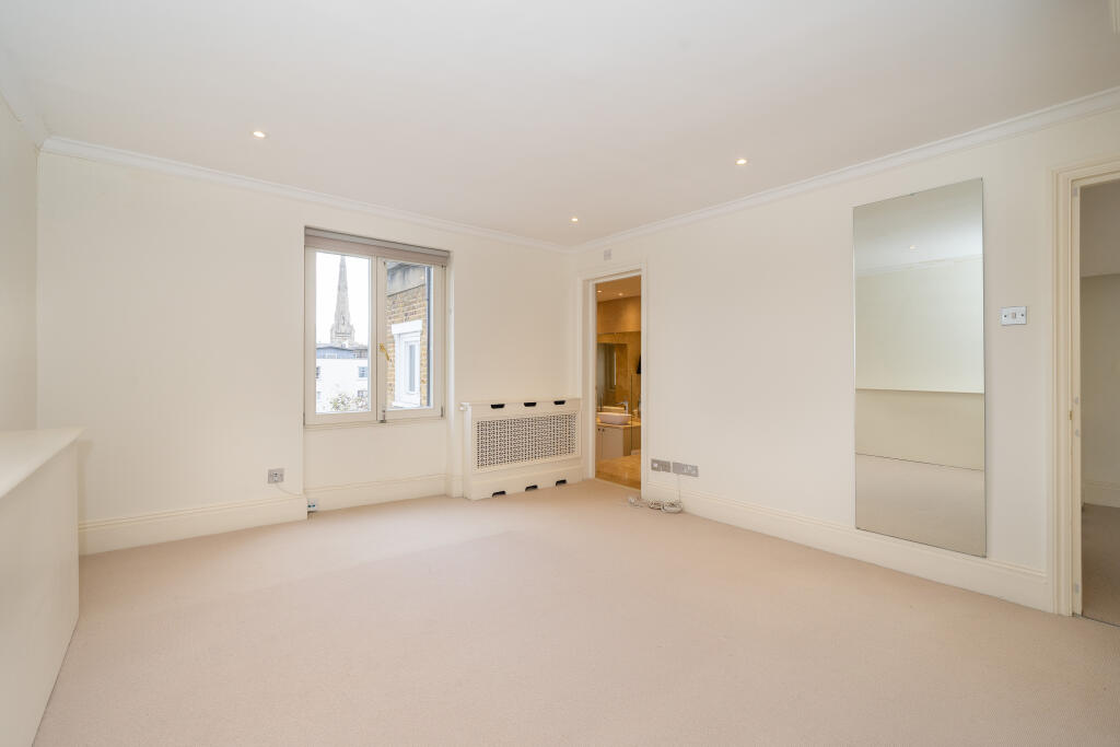 Principal Bedroom With En-suite Bathroom