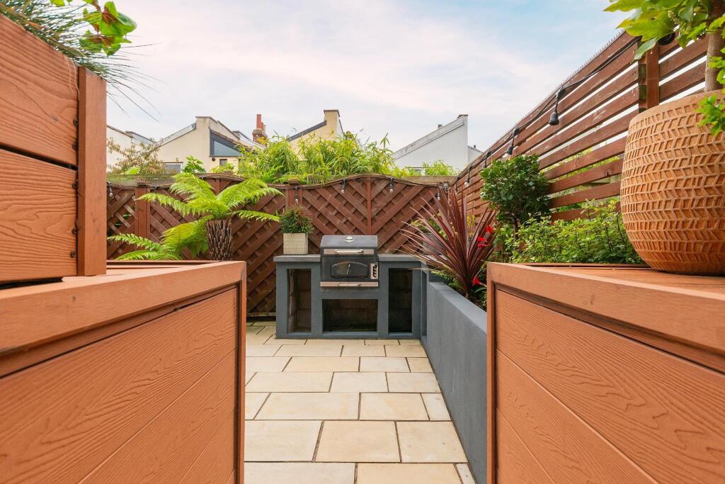 7W0STN - External H.jpg