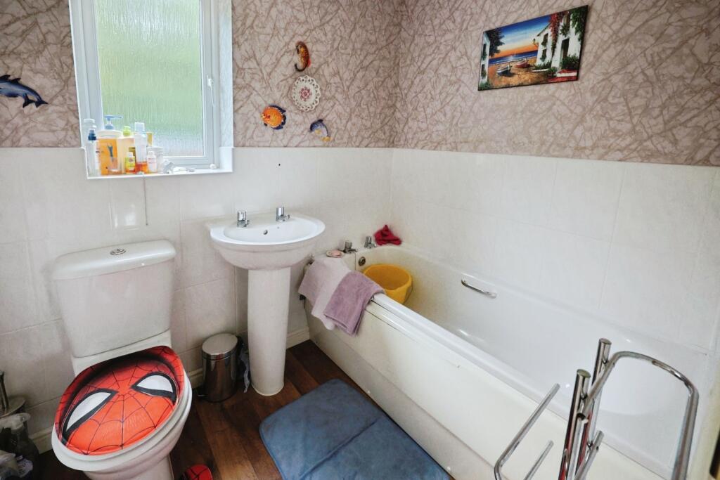 pbox-bathroom-333400.JPG