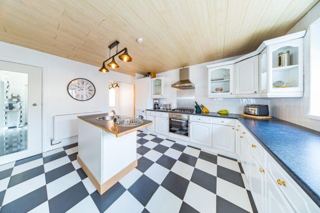 31 Windsor Road kitchen 2.jpg