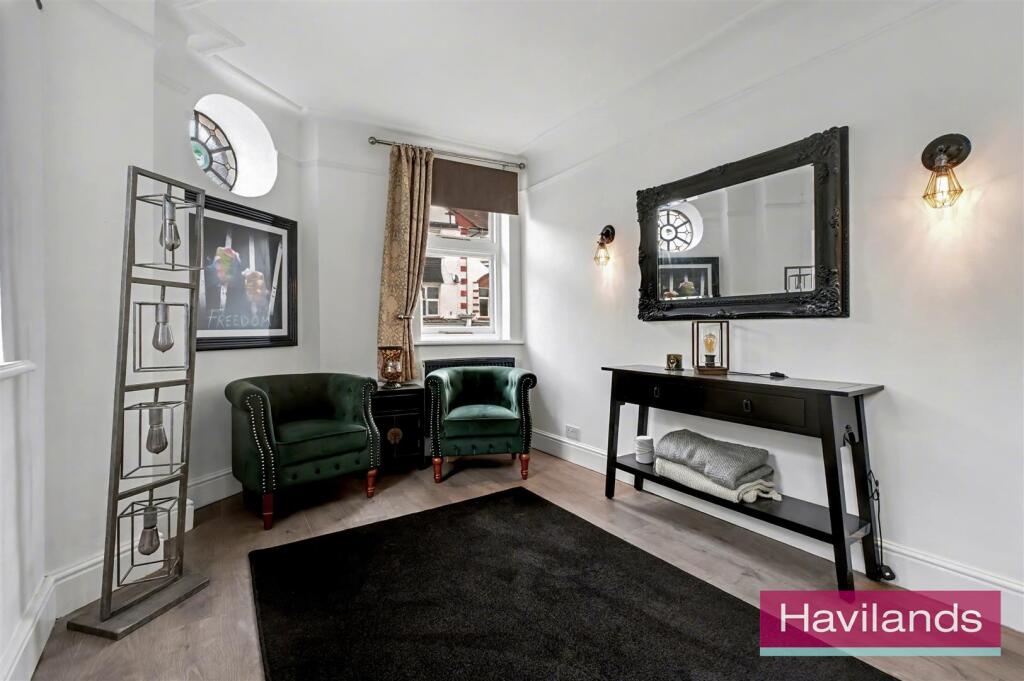 Flat 21A, The Grangeway N21 2HD-3.jpg