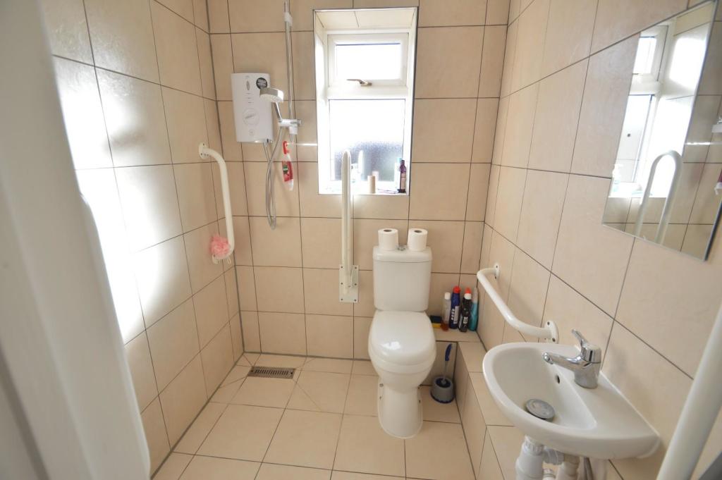35 The Causeway annexe wet room.JPG