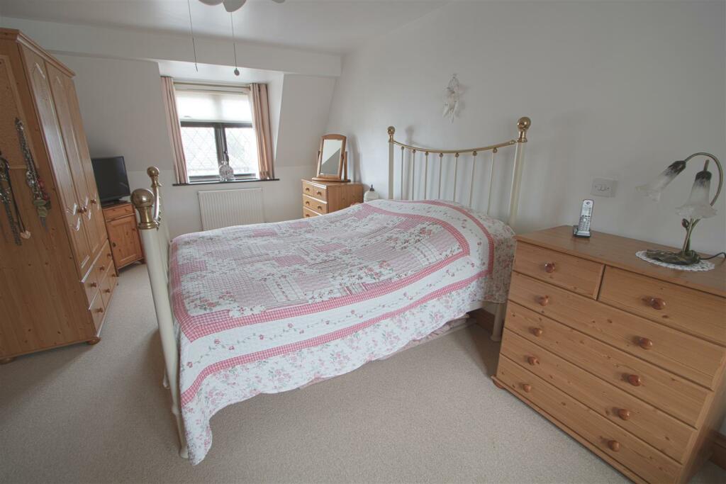 bed1.jpg