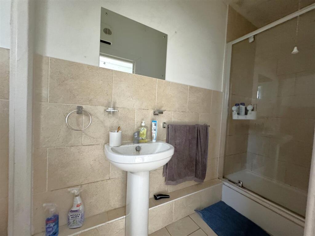 Flat 4 Shower Room.jpeg