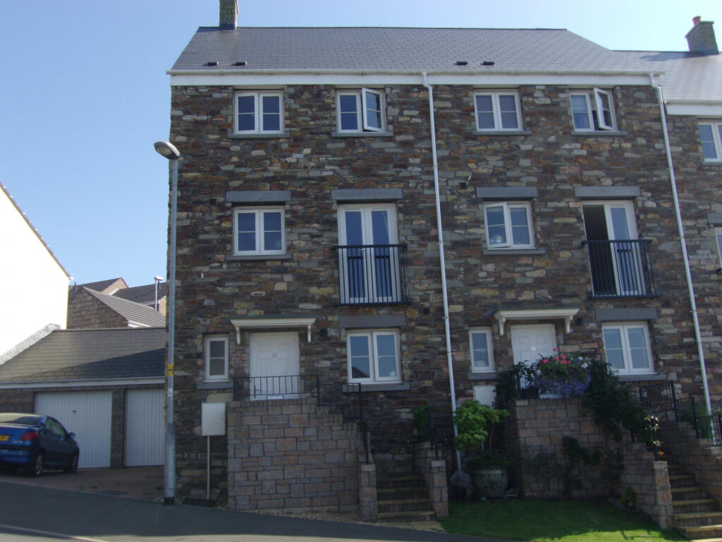 5 bedroom Semi-Detached House