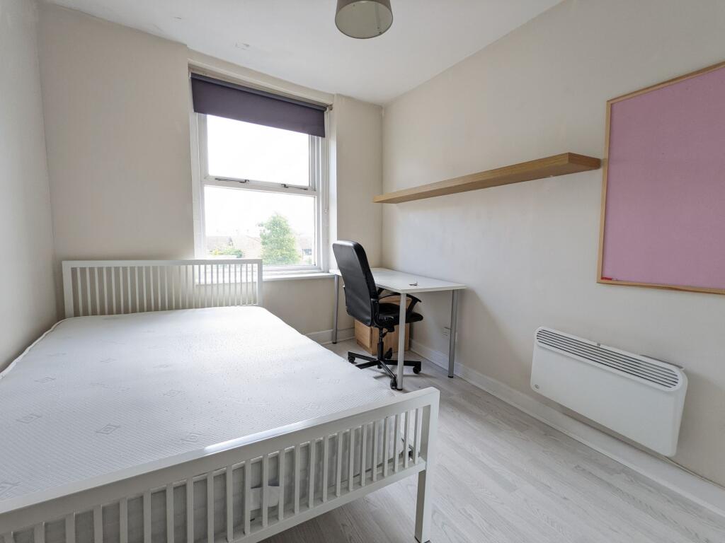 Bright, neatly presented single bedroom with a ...