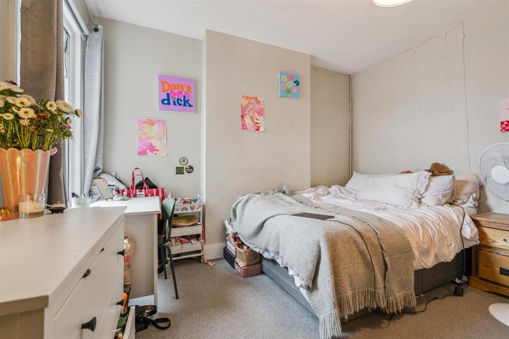 2a Gambole Road SW17 bedroom 1.jpg