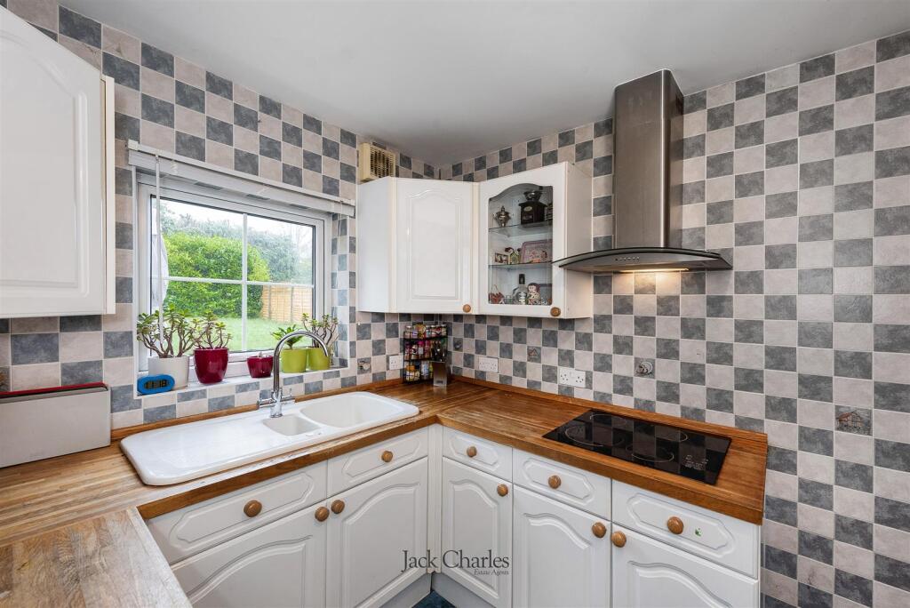 Hillingdon Avenue, TN13 3QT 007.jpg